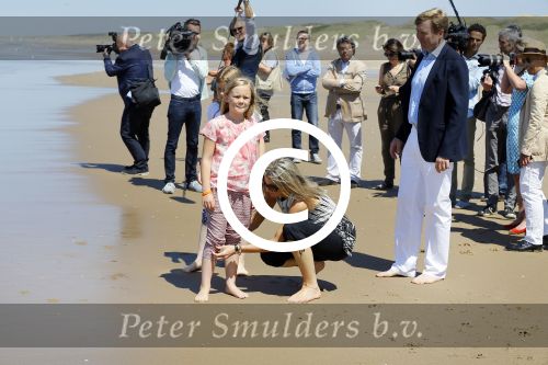 Wassenaar 10 juli 2015
Fotouurtje met Koningin Maxima Koning Willem Alexander en de prinsesjes Amalia Alexia en Ariane op het strand van Wassenaar.