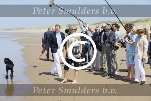 Wassenaar 10 juli 2015
Fotouurtje met Koningin Maxima Koning Willem Alexander en de prinsesjes Amalia Alexia en Ariane op het strand van Wassenaar.