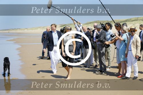 Wassenaar 10 juli 2015
Fotouurtje met Koningin Maxima Koning Willem Alexander en de prinsesjes Amalia Alexia en Ariane op het strand van Wassenaar.