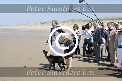 Wassenaar 10 juli 2015
Fotouurtje met Koningin Maxima Koning Willem Alexander en de prinsesjes Amalia Alexia en Ariane op het strand van Wassenaar.