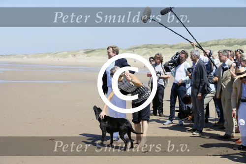 Wassenaar 10 juli 2015
Fotouurtje met Koningin Maxima Koning Willem Alexander en de prinsesjes Amalia Alexia en Ariane op het strand van Wassenaar.