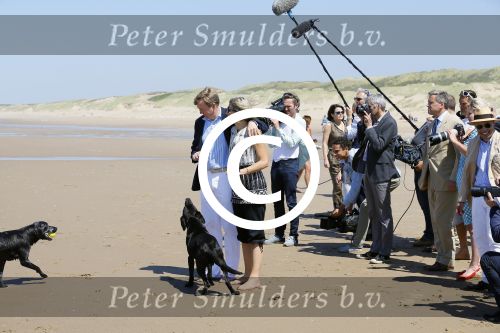 Wassenaar 10 juli 2015
Fotouurtje met Koningin Maxima Koning Willem Alexander en de prinsesjes Amalia Alexia en Ariane op het strand van Wassenaar.