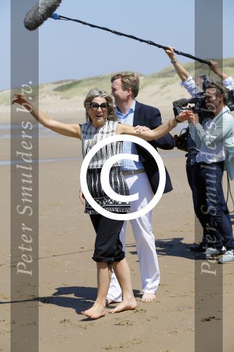 Wassenaar 10 juli 2015
Fotouurtje met Koningin Maxima Koning Willem Alexander en de prinsesjes Amalia Alexia en Ariane op het strand van Wassenaar.