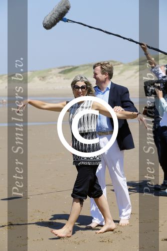 Wassenaar 10 juli 2015
Fotouurtje met Koningin Maxima Koning Willem Alexander en de prinsesjes Amalia Alexia en Ariane op het strand van Wassenaar.