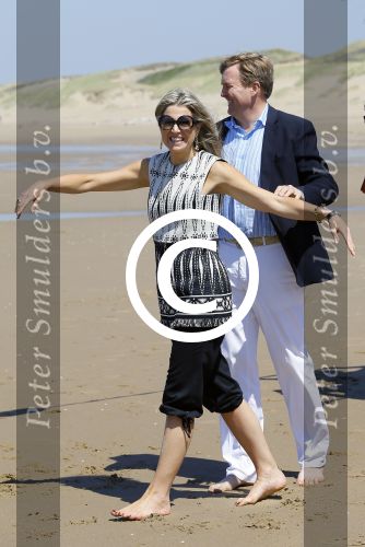 Wassenaar 10 juli 2015
Fotouurtje met Koningin Maxima Koning Willem Alexander en de prinsesjes Amalia Alexia en Ariane op het strand van Wassenaar.