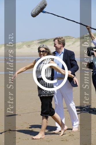 Wassenaar 10 juli 2015
Fotouurtje met Koningin Maxima Koning Willem Alexander en de prinsesjes Amalia Alexia en Ariane op het strand van Wassenaar.