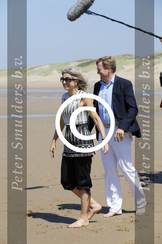 Wassenaar 10 juli 2015
Fotouurtje met Koningin Maxima Koning Willem Alexander en de prinsesjes Amalia Alexia en Ariane op het strand van Wassenaar.