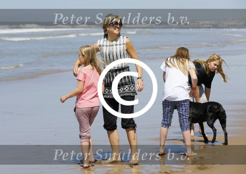 Wassenaar 10 juli 2015
Fotouurtje met Koningin Maxima Koning Willem Alexander en de prinsesjes Amalia Alexia en Ariane op het strand van Wassenaar.