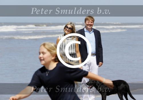 Wassenaar 10 juli 2015
Fotouurtje met Koningin Maxima Koning Willem Alexander en de prinsesjes Amalia Alexia en Ariane op het strand van Wassenaar.
