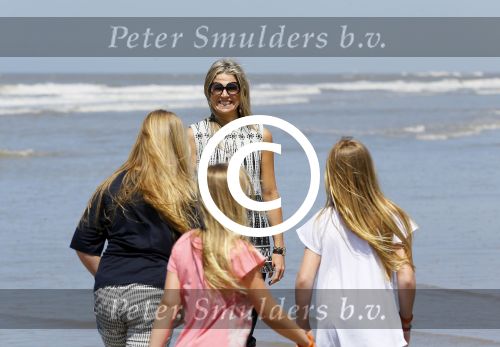Wassenaar 10 juli 2015
Fotouurtje met Koningin Maxima Koning Willem Alexander en de prinsesjes Amalia Alexia en Ariane op het strand van Wassenaar.