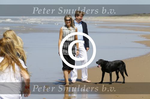 Wassenaar 10 juli 2015
Fotouurtje met Koningin Maxima Koning Willem Alexander en de prinsesjes Amalia Alexia en Ariane op het strand van Wassenaar.