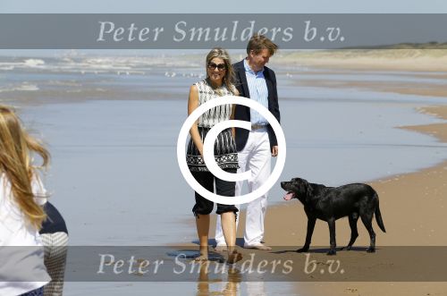Wassenaar 10 juli 2015
Fotouurtje met Koningin Maxima Koning Willem Alexander en de prinsesjes Amalia Alexia en Ariane op het strand van Wassenaar.