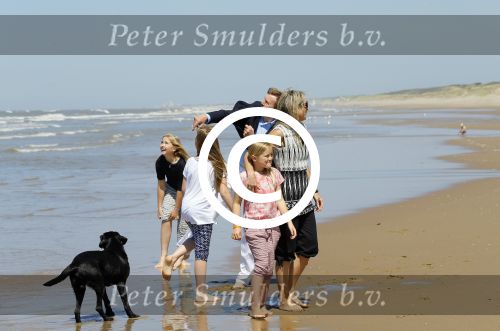 Wassenaar 10 juli 2015
Fotouurtje met Koningin Maxima Koning Willem Alexander en de prinsesjes Amalia Alexia en Ariane op het strand van Wassenaar.