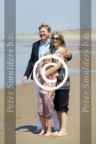 Wassenaar 10 juli 2015
Fotouurtje met Koningin Maxima Koning Willem Alexander en de prinsesjes Amalia Alexia en Ariane op het strand van Wassenaar.