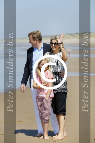 Wassenaar 10 juli 2015
Fotouurtje met Koningin Maxima Koning Willem Alexander en de prinsesjes Amalia Alexia en Ariane op het strand van Wassenaar.