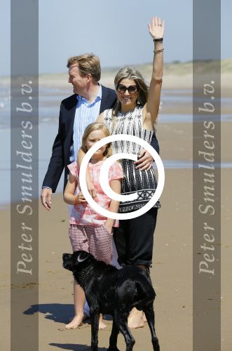 Wassenaar 10 juli 2015
Fotouurtje met Koningin Maxima Koning Willem Alexander en de prinsesjes Amalia Alexia en Ariane op het strand van Wassenaar.