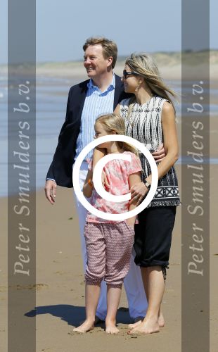 Wassenaar 10 juli 2015
Fotouurtje met Koningin Maxima Koning Willem Alexander en de prinsesjes Amalia Alexia en Ariane op het strand van Wassenaar.