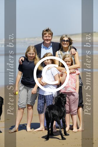 Wassenaar 10 juli 2015
Fotouurtje met Koningin Maxima Koning Willem Alexander en de prinsesjes Amalia Alexia en Ariane op het strand van Wassenaar.