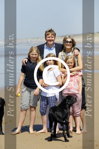 Wassenaar 10 juli 2015
Fotouurtje met Koningin Maxima Koning Willem Alexander en de prinsesjes Amalia Alexia en Ariane op het strand van Wassenaar.