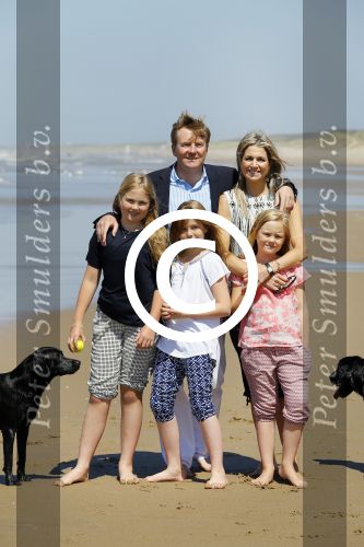 Wassenaar 10 juli 2015
Fotouurtje met Koningin Maxima Koning Willem Alexander en de prinsesjes Amalia Alexia en Ariane op het strand van Wassenaar.