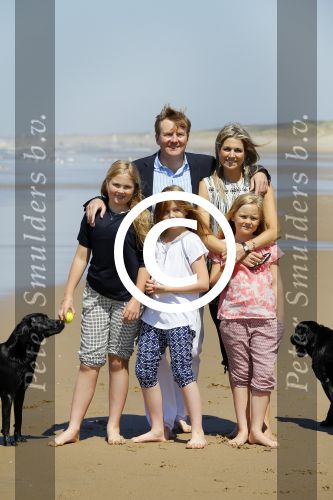 Wassenaar 10 juli 2015
Fotouurtje met Koningin Maxima Koning Willem Alexander en de prinsesjes Amalia Alexia en Ariane op het strand van Wassenaar.