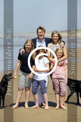 Wassenaar 10 juli 2015
Fotouurtje met Koningin Maxima Koning Willem Alexander en de prinsesjes Amalia Alexia en Ariane op het strand van Wassenaar.