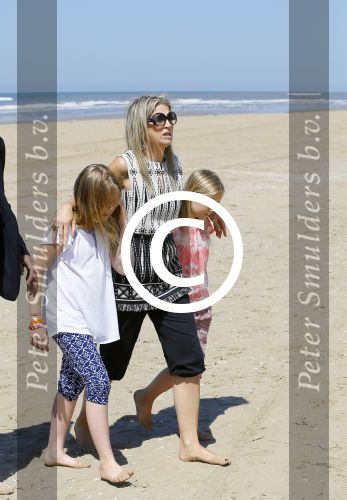 Wassenaar 10 juli 2015
Fotouurtje met Koningin Maxima Koning Willem Alexander en de prinsesjes Amalia Alexia en Ariane op het strand van Wassenaar.