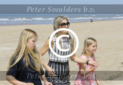 Wassenaar 10 juli 2015
Fotouurtje met Koningin Maxima Koning Willem Alexander en de prinsesjes Amalia Alexia en Ariane op het strand van Wassenaar.
