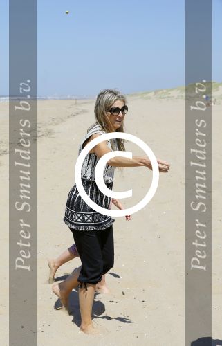 Wassenaar 10 juli 2015
Fotouurtje met Koningin Maxima Koning Willem Alexander en de prinsesjes Amalia Alexia en Ariane op het strand van Wassenaar.