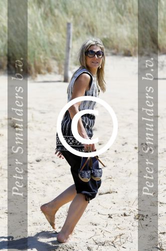 Wassenaar 10 juli 2015
Fotouurtje met Koningin Maxima Koning Willem Alexander en de prinsesjes Amalia Alexia en Ariane op het strand van Wassenaar.
