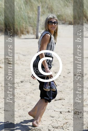 Wassenaar 10 juli 2015
Fotouurtje met Koningin Maxima Koning Willem Alexander en de prinsesjes Amalia Alexia en Ariane op het strand van Wassenaar.