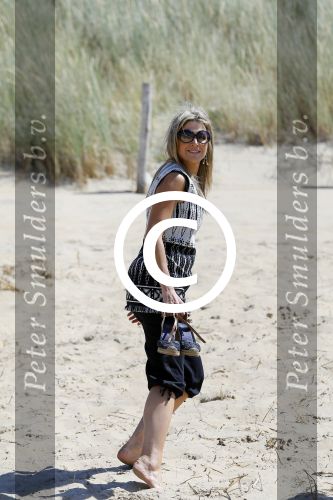 Wassenaar 10 juli 2015
Fotouurtje met Koningin Maxima Koning Willem Alexander en de prinsesjes Amalia Alexia en Ariane op het strand van Wassenaar.