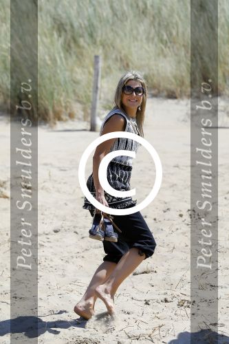 Wassenaar 10 juli 2015
Fotouurtje met Koningin Maxima Koning Willem Alexander en de prinsesjes Amalia Alexia en Ariane op het strand van Wassenaar.