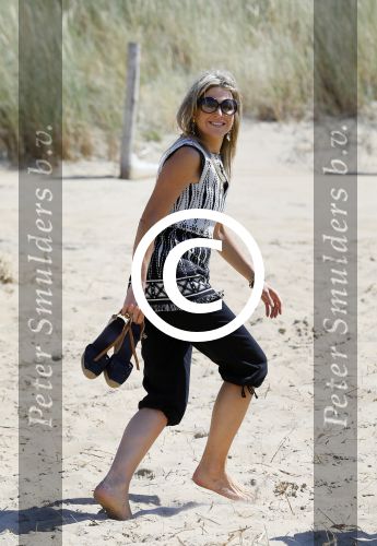 Wassenaar 10 juli 2015
Fotouurtje met Koningin Maxima Koning Willem Alexander en de prinsesjes Amalia Alexia en Ariane op het strand van Wassenaar.