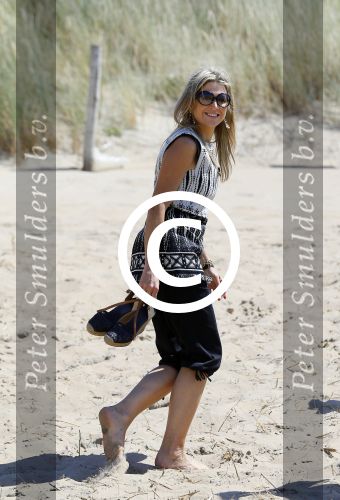 Wassenaar 10 juli 2015
Fotouurtje met Koningin Maxima Koning Willem Alexander en de prinsesjes Amalia Alexia en Ariane op het strand van Wassenaar.