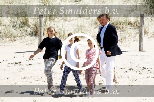 Wassenaar 10 juli 2015
Fotouurtje met Koningin Maxima Koning Willem Alexander en de prinsesjes Amalia Alexia en Ariane op het strand van Wassenaar.