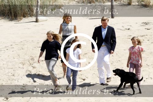 Wassenaar 10 juli 2015
Fotouurtje met Koningin Maxima Koning Willem Alexander en de prinsesjes Amalia Alexia en Ariane op het strand van Wassenaar.