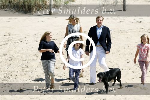 Wassenaar 10 juli 2015
Fotouurtje met Koningin Maxima Koning Willem Alexander en de prinsesjes Amalia Alexia en Ariane op het strand van Wassenaar.