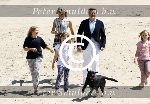 Wassenaar 10 juli 2015
Fotouurtje met Koningin Maxima Koning Willem Alexander en de prinsesjes Amalia Alexia en Ariane op het strand van Wassenaar.