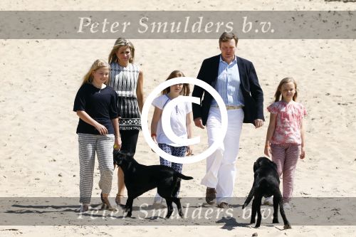 Wassenaar 10 juli 2015
Fotouurtje met Koningin Maxima Koning Willem Alexander en de prinsesjes Amalia Alexia en Ariane op het strand van Wassenaar.