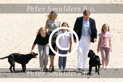 Wassenaar 10 juli 2015
Fotouurtje met Koningin Maxima Koning Willem Alexander en de prinsesjes Amalia Alexia en Ariane op het strand van Wassenaar.