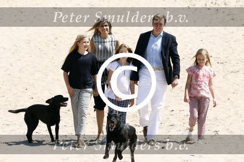 Wassenaar 10 juli 2015
Fotouurtje met Koningin Maxima Koning Willem Alexander en de prinsesjes Amalia Alexia en Ariane op het strand van Wassenaar.