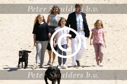 Wassenaar 10 juli 2015
Fotouurtje met Koningin Maxima Koning Willem Alexander en de prinsesjes Amalia Alexia en Ariane op het strand van Wassenaar.