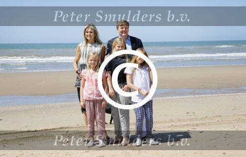 Wassenaar 10 juli 2015
Fotouurtje met Koningin Maxima Koning Willem Alexander en de prinsesjes Amalia Alexia en Ariane op het strand van Wassenaar.