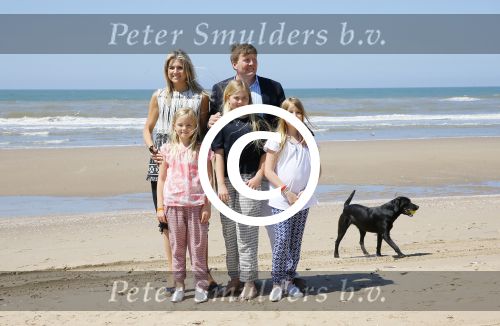 Wassenaar 10 juli 2015
Fotouurtje met Koningin Maxima Koning Willem Alexander en de prinsesjes Amalia Alexia en Ariane op het strand van Wassenaar.