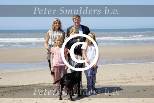 Wassenaar 10 juli 2015
Fotouurtje met Koningin Maxima Koning Willem Alexander en de prinsesjes Amalia Alexia en Ariane op het strand van Wassenaar.