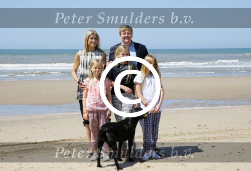 Wassenaar 10 juli 2015
Fotouurtje met Koningin Maxima Koning Willem Alexander en de prinsesjes Amalia Alexia en Ariane op het strand van Wassenaar.