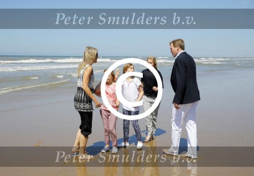 Wassenaar 10 juli 2015
Fotouurtje met Koningin Maxima Koning Willem Alexander en de prinsesjes Amalia Alexia en Ariane op het strand van Wassenaar.