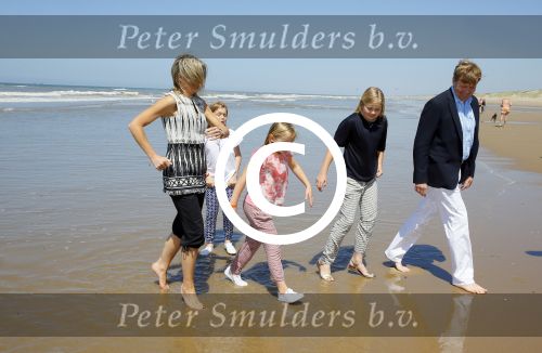 Wassenaar 10 juli 2015
Fotouurtje met Koningin Maxima Koning Willem Alexander en de prinsesjes Amalia Alexia en Ariane op het strand van Wassenaar.