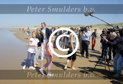 Wassenaar 10 juli 2015
Fotouurtje met Koningin Maxima Koning Willem Alexander en de prinsesjes Amalia Alexia en Ariane op het strand van Wassenaar.